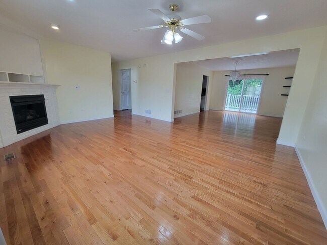 Foto del edificio - 3 bed 2.5 bath on West Run Road -- Available 04/01/26