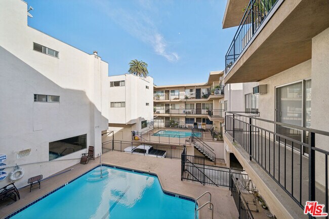 Foto del edificio - 7548 Hampton Ave