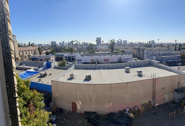 Vista desde la sala de estar - 312 N Mariposa Ave