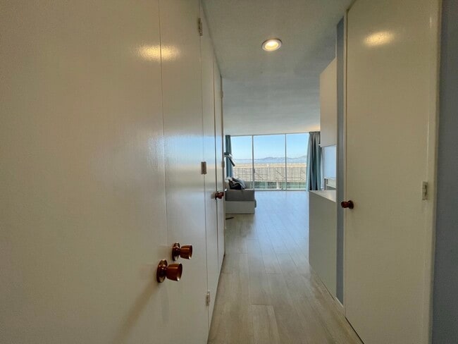 Foto del edificio - 1050 N Point St