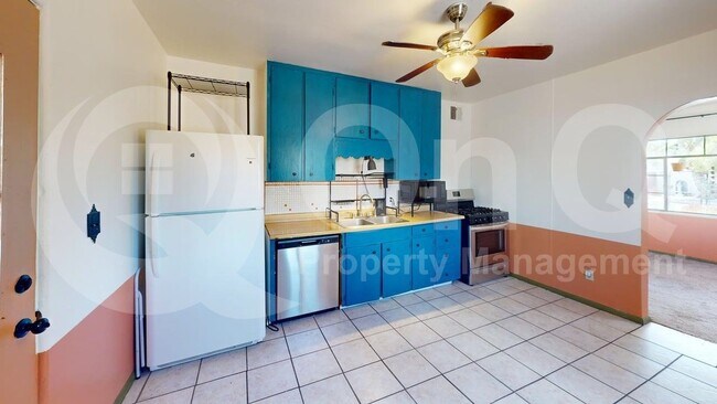 Foto del edificio - 3320 N Cardi Blvd