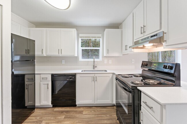 Foto del edificio - Large Two Bedroom Two Bath with Creek View! $1000 Off February!