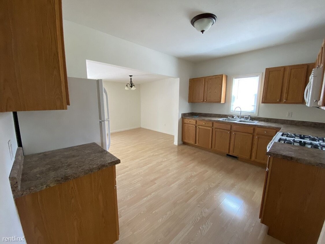 111 S Linden St, Marshall, MI 49068 Townhome Rentals in Marshall MI