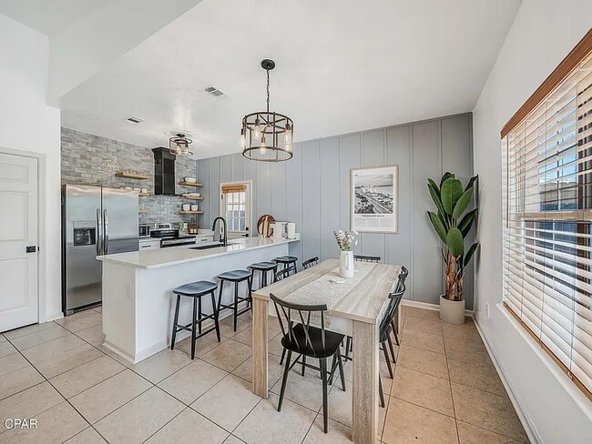 Building Photo - 6219 Poinciana Dr