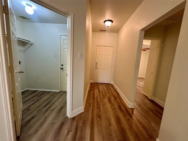 Foto del edificio - 15631 Barber Grove Ln