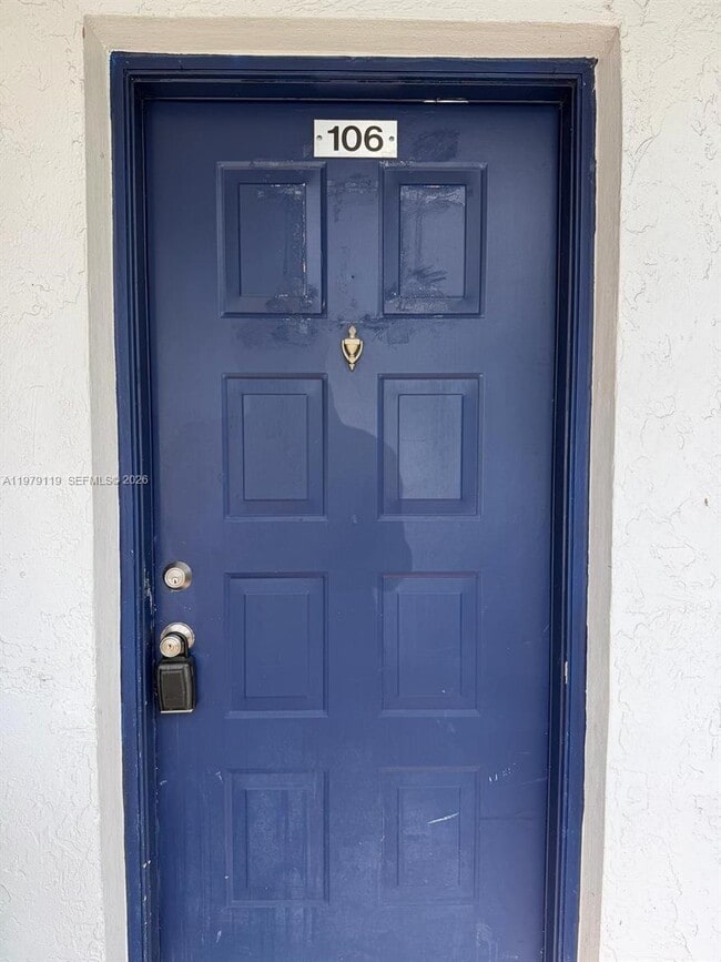 Foto del edificio - 8730 N Sherman Cir