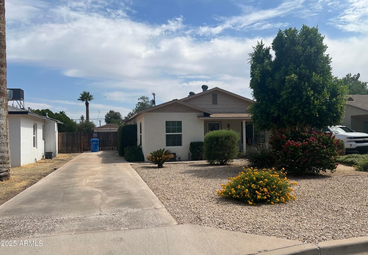 Primary Photo - 1419 E Earll Dr