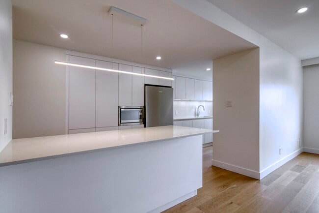 Building Photo - 3555 Chem. de la Côte-des-Neiges