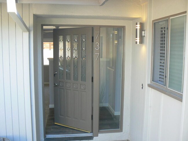 Building Photo - 737 Calabria Dr
