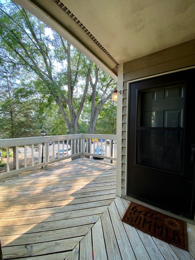 Building Photo - Lovely Two Bedroom Condo in Charlotte!