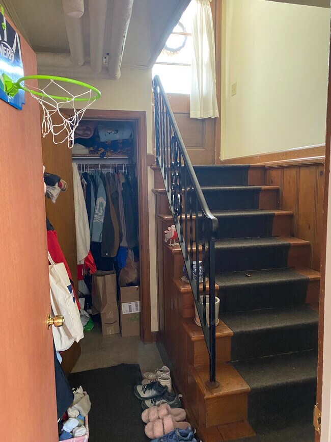 Private entrance with closet - 1326 Drake St