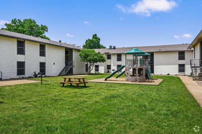 Patio de juegos - Woodwind Apartments