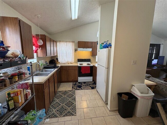 Foto del edificio - 8811 Pineridge Dr