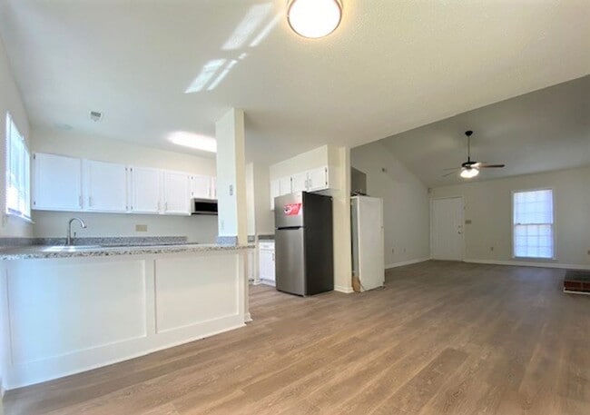 Building Photo - Updated 3bed, 2bath ranch with garage and ...