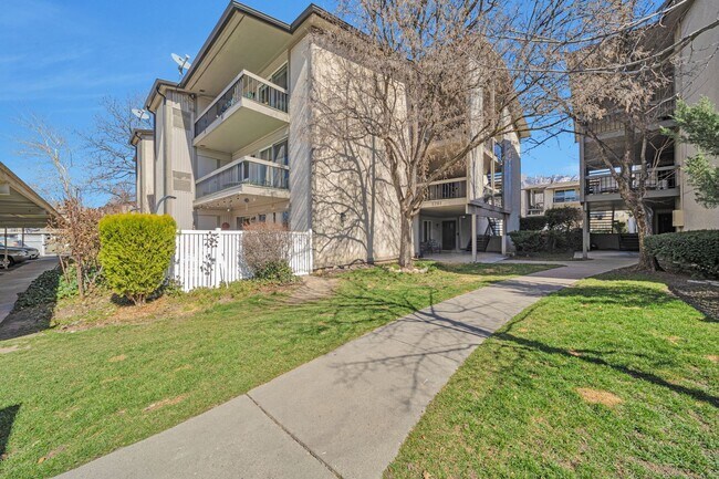 Foto del edificio - Ground Level 2 Bedroom 2 Bathroom Condo- Gated Murray Community