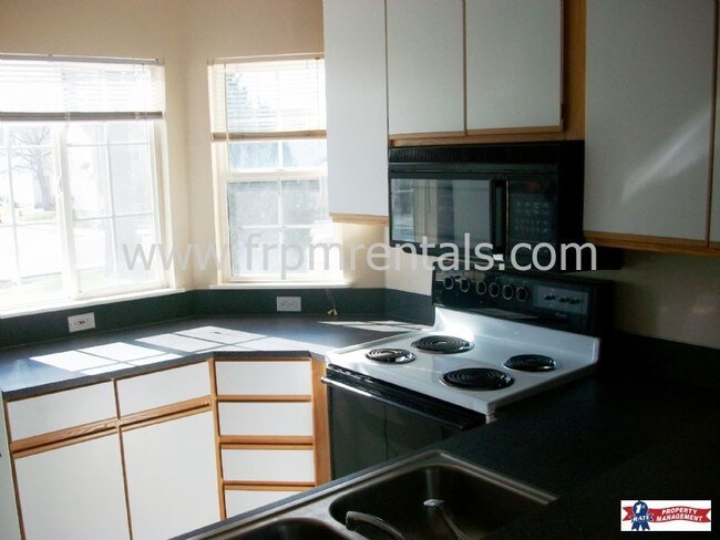 Building Photo - SPACIOUS 2 Bed 1.75 Bath- W/D Included