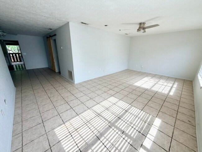 Foto del edificio - 3 Bedroom Condo in Camelot By The Lake