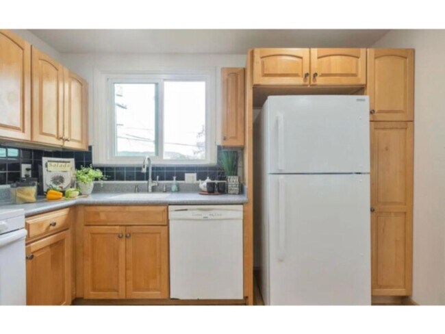 Building Photo - 3 Bedroom 2 Bathroom for Rent