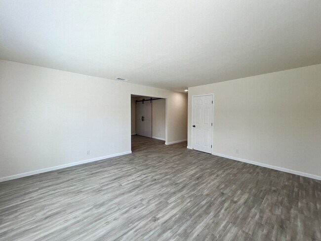 Building Photo - Minahen, 310-316