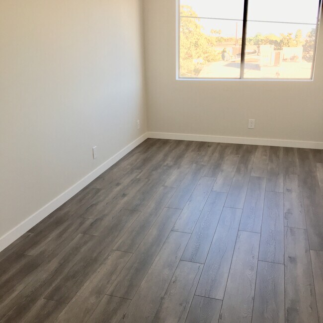 Building Photo - 421 N Kenneth Rd