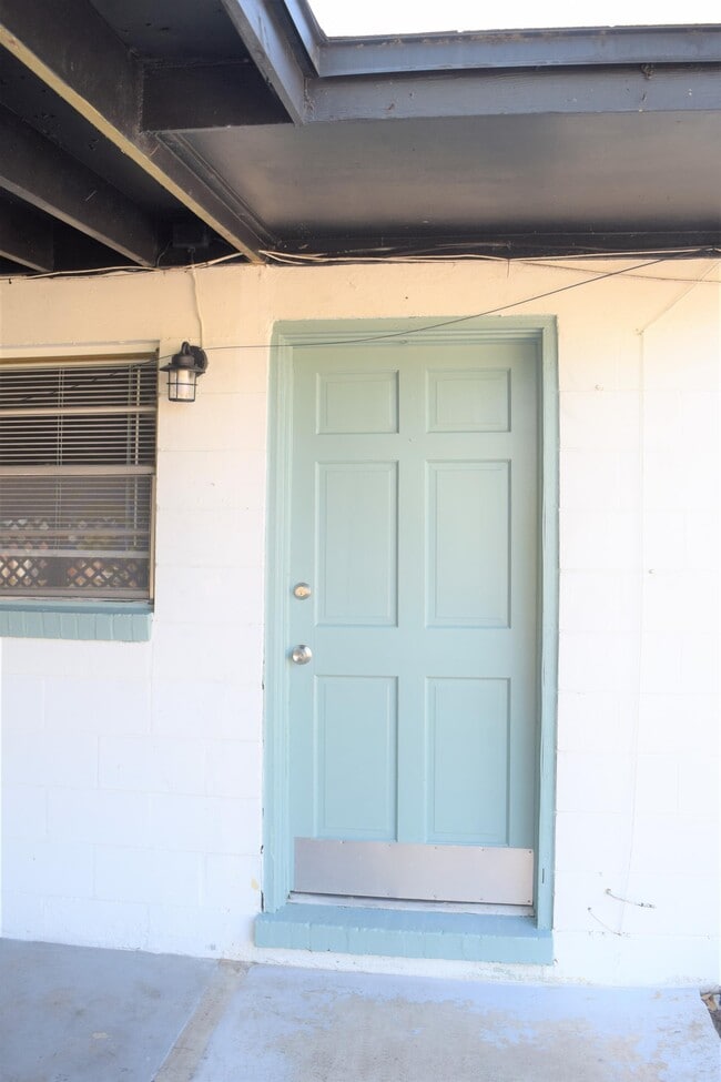 Building Photo - 10832 Luana Dr N