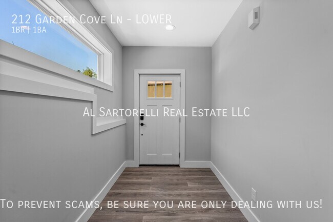 Foto del edificio - New main level apartment ready for move in...