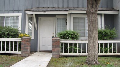 Building Photo - 2600 Brookside Dr