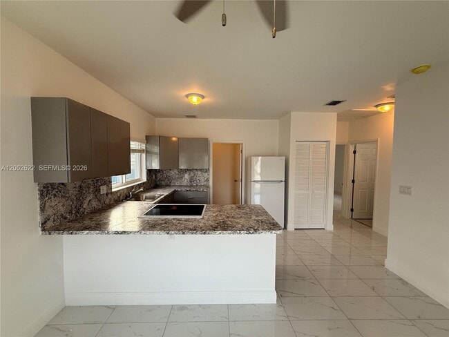 Foto del edificio - 3025 NW 23rd Ave