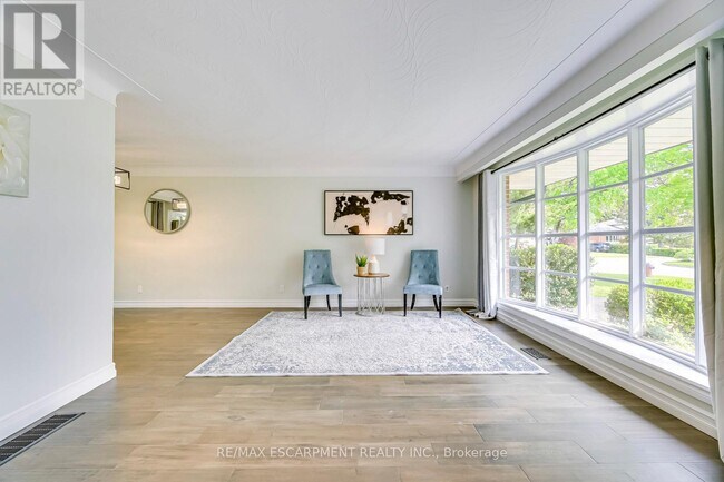 Building Photo - 356 Dunlop Crescent