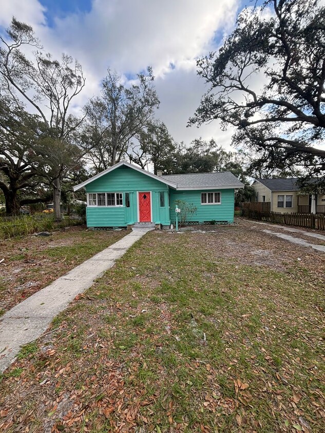 Foto principal - Newly Renovated 2 Bed 1 Bath Home