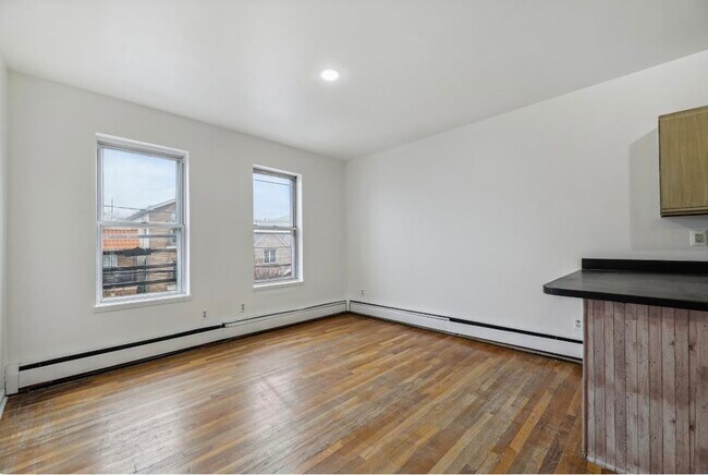 Building Photo - 233 Griffith St