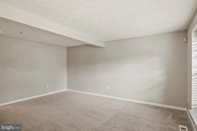 Foto del edificio - 8755 Thornbrook Dr