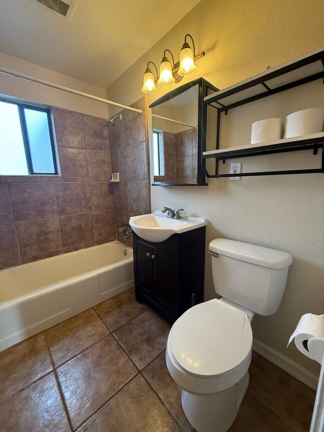 Building Photo - Nice 3/1 in North City Farms