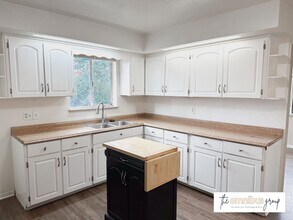 Building Photo - 230 Hazel Ct