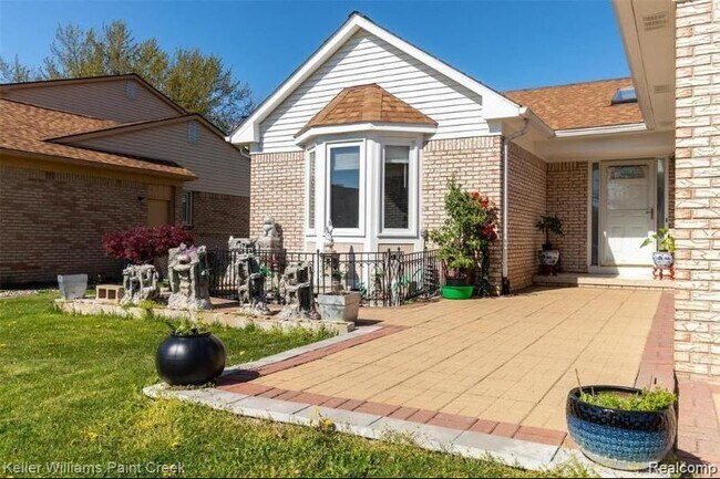 Building Photo - 28169 Kingswood Ct