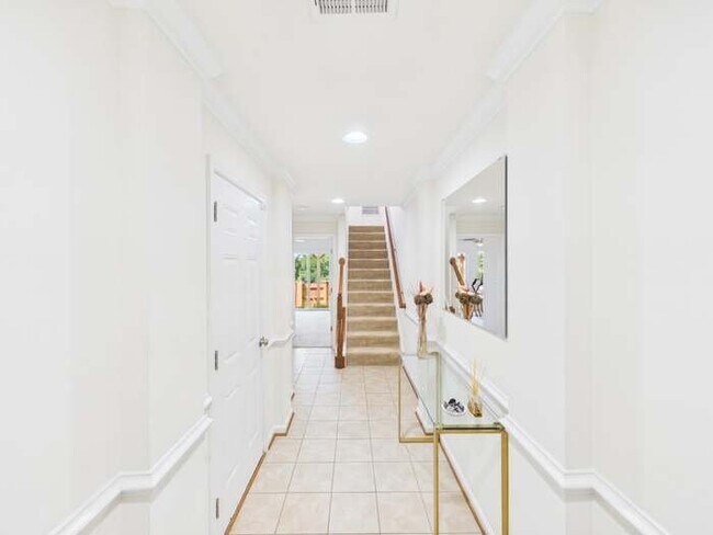 Foto del edificio - 15653 John Diskin Cir