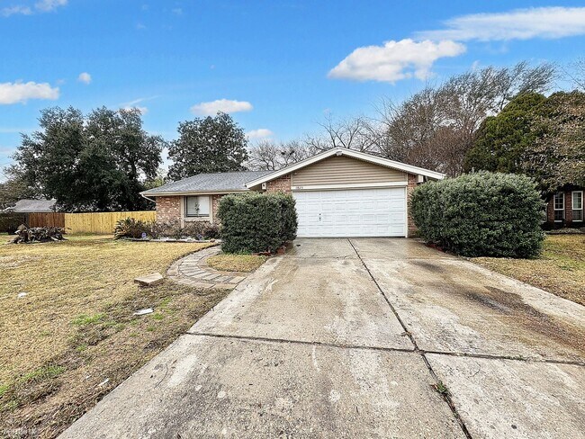 Foto del edificio - 3 br, 2 bath House - 11823 Bee Ln