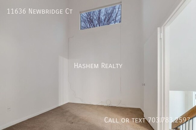 Building Photo - Remodeled townhouse! Spacious, located in ...