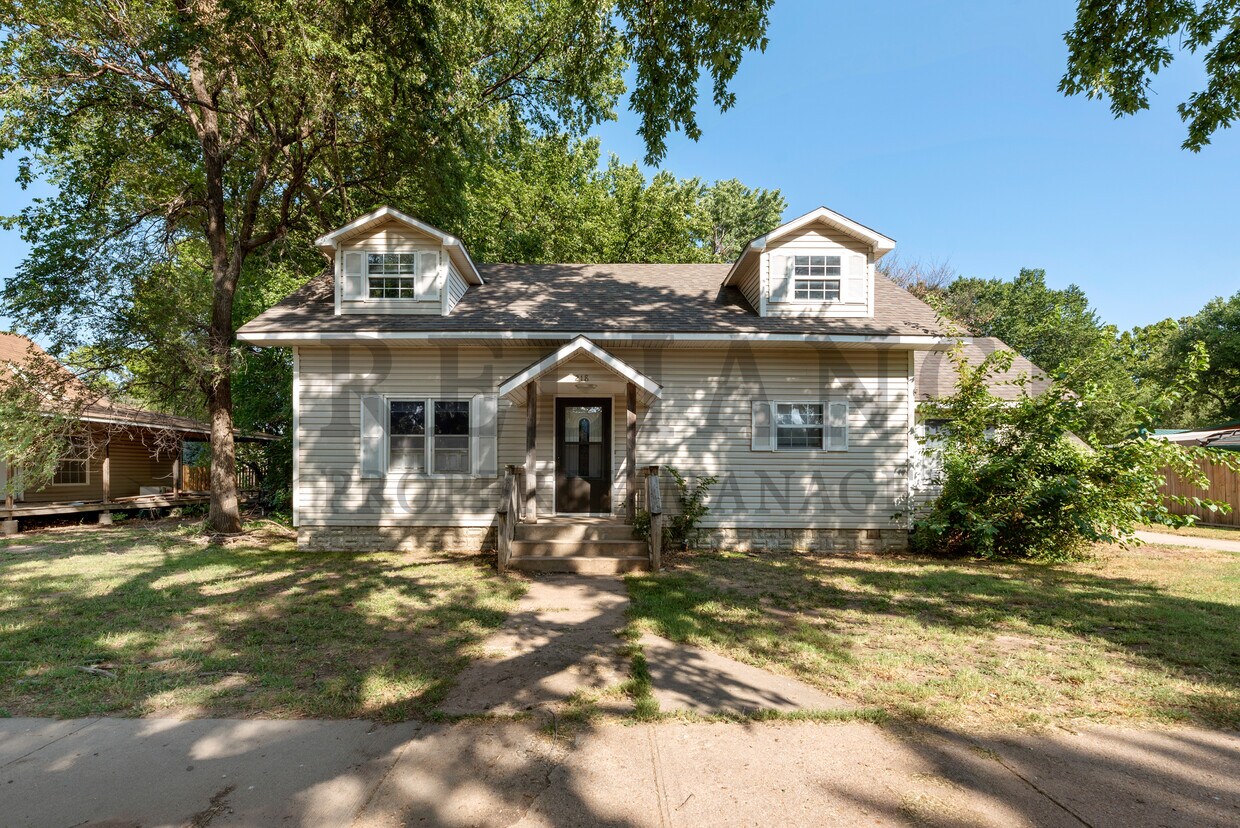 Primary Photo - 218 N Emporia St