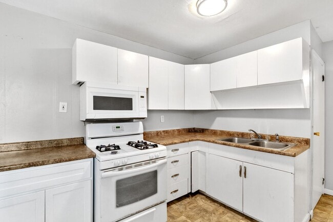 Building Photo - 3 Bed, 1 Bath Single Family Home Near Span...