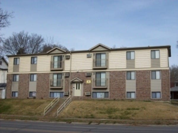 Primary Photo - 716 E Burlington St