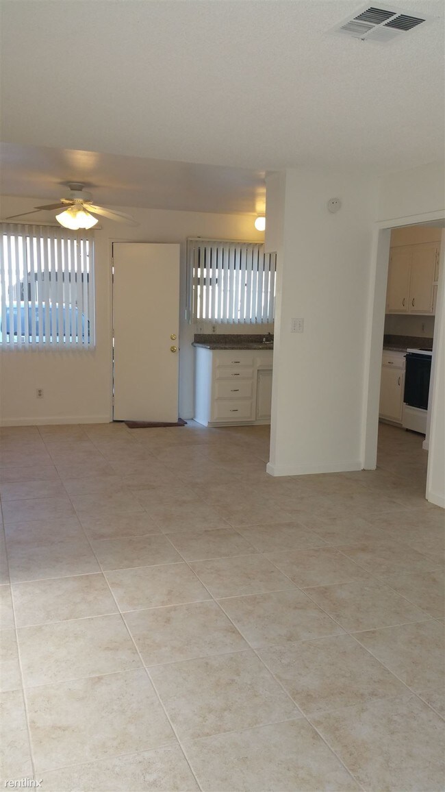Foto del edificio - 2 br, 1.5 bath Townhome - 6412 Stockdale Hwy