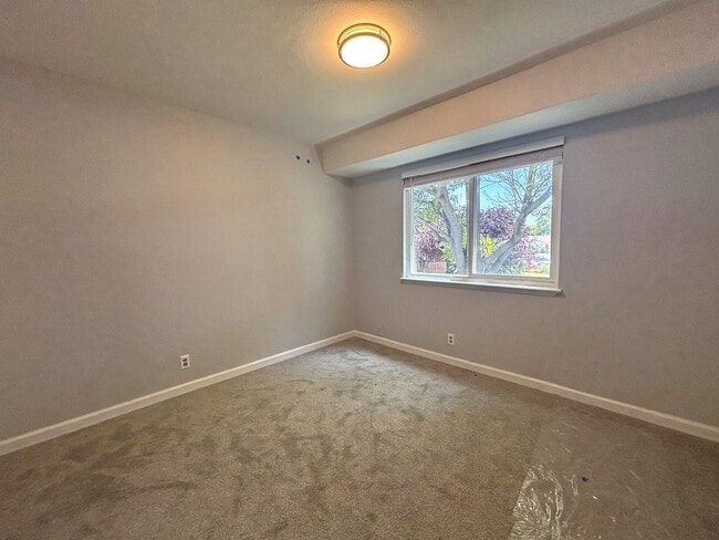 Building Photo - Beautifully Updated 4-Bedroom, 2.5-Bath To...