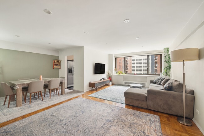 Building Photo - 425 E 63rd St