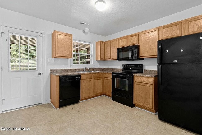 Kitchen - 500 Springwood Dr