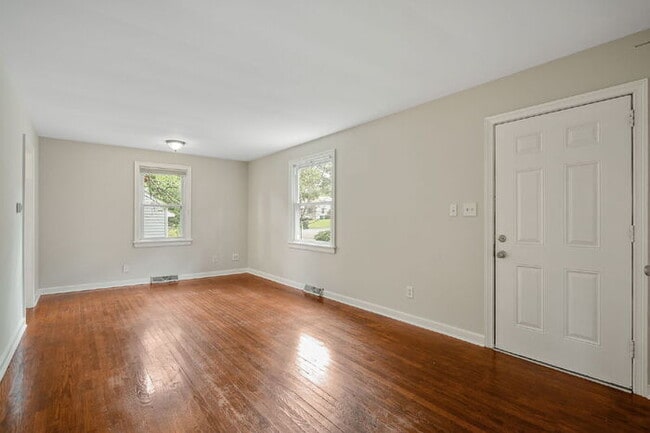 Building Photo - 1710 Westhill Rd