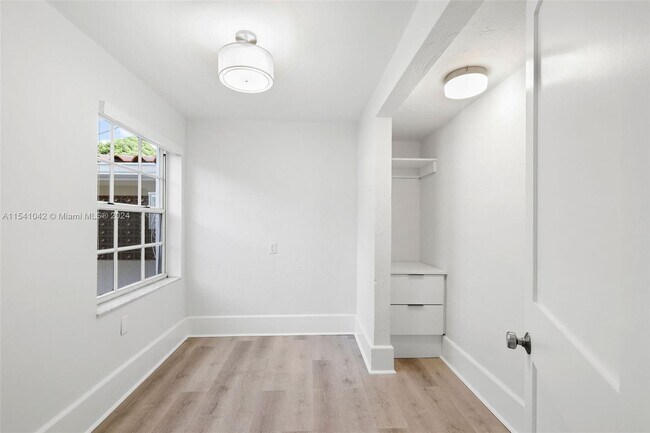 Building Photo - 1224 Country Club Prado