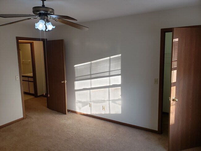 Foto del edificio - Hickory Point Apartments
