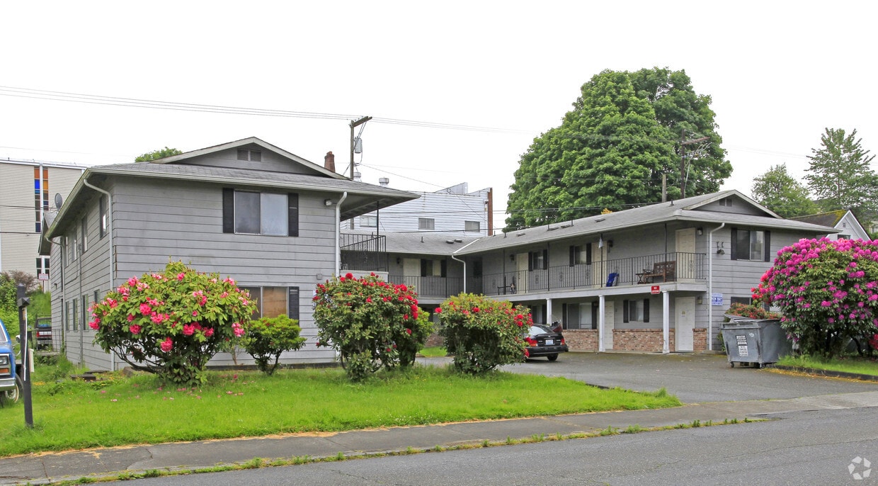Primary Photo - The Hoyt Ave. Apartments