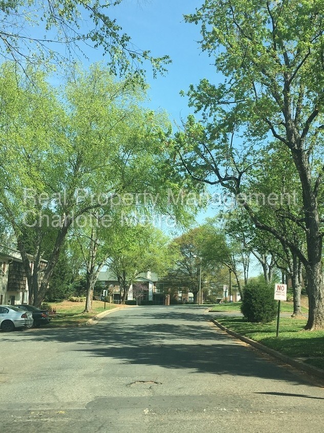 Foto del edificio - 7957 Shady Oak Trail